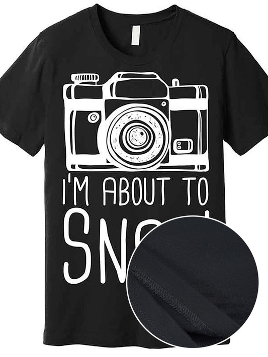 Men’s Funny Photographer Camera Graphic T-Shirt - "I'm About to Snap!" Black Cotton Short Sleeve Tee, Casual & Comfortable, Machine Washable, Perfect for Photography Enthusiasts, Casual Wear | Graphic Tee | Glossy Finish, Photographer Gifts